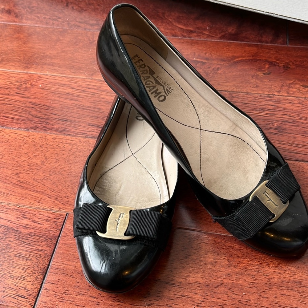 FERRAGAMO
Varina Black Patent Leather Ballet Flats